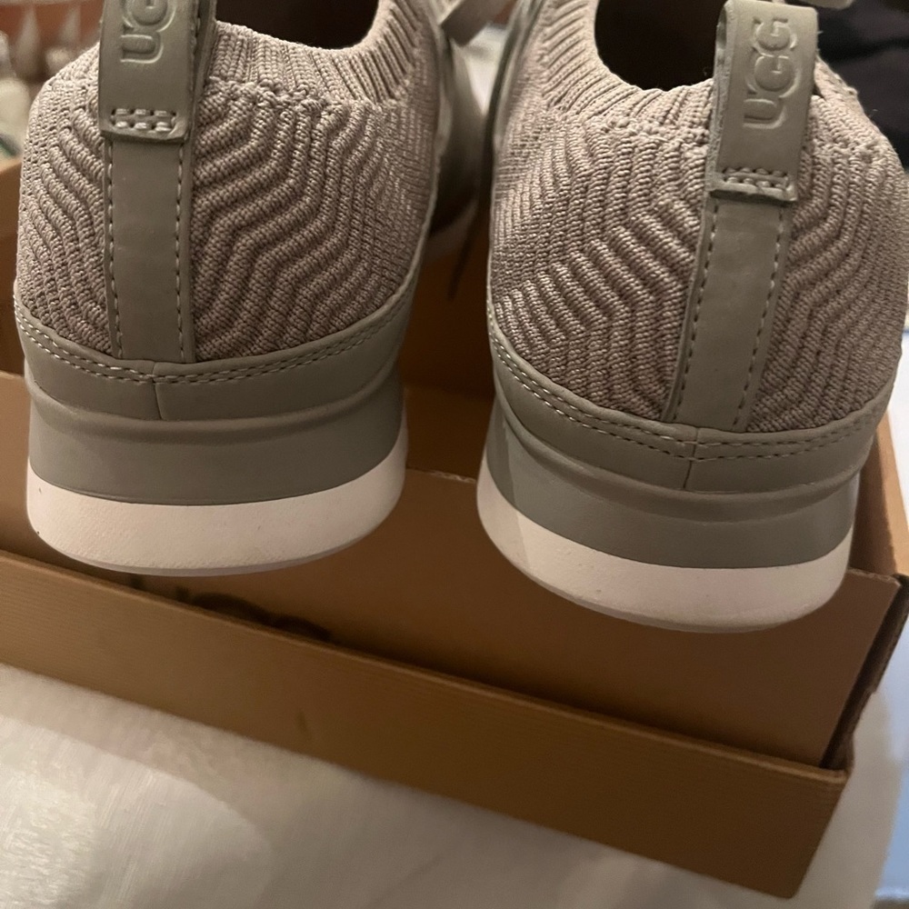 UGG. New. 91/2 - Picture 4 of 7